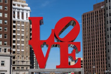 Philadelphia, ABD-Mar 2019: Mart 'ta Philadelphia modern bina üzerinde closeup aşk Park karakteri 24, 2019. ABD, Love Park, resmen John F. Kennedy Plaza olarak bilinen Center City bulunan