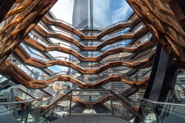 New York, ABD-Nisan 2019: tanımlanmamış çeşitli turistler 2 Nisan 2019, ABD 'de New York 'un yeni dönüm noktası ziyaret ediyor. Gemi bir kamu yapısı ve 15 Mart 2019 tarihinde açıldı