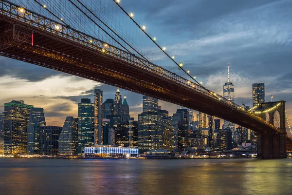 Escena Del Horizonte Ciudad Nueva York Puente Brooklyn Sobre Río — Foto de Stock