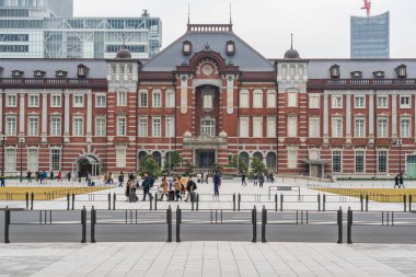 Tokyo, Japonya-Şubat 2019: Crowd tanımsız insanlar ziyaret ve Tokyo Istasyonu ve Marunouchi araba trafiği Tokyo şehir Febuary 19, 2019, bina mimarisi ve dönüm noktası konsepti ile zevk
