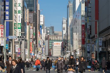 Tokyo, Japonya-Şubat 2019: tanımsız Japon ve yabancı turistler, Ginza Wako ve Ginza Mitsukoshi upmarket etrafında çapraz yürüyüş boyunca Febuary 17, 2019, Tokyo, Japonya.
