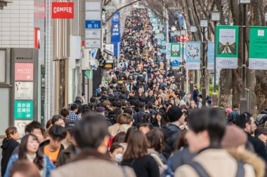 Tokyo, Japonya - Şubat 2019: Tanımlanmamış insan kalabalığı önlemek Harajuku Tarih Şubat 16, moda mall etrafında sokakta 2019 Tokyo, Japonya, kültür ve tıkanıklık kavram yürümeye hareket özgürlüğü