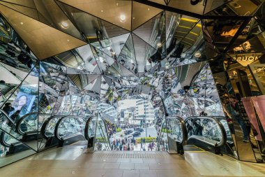 Tokyo, Japonya-Şubat 2019: Febuary 16, 2019, Tokyo, Japonya üzerinde Harajuku bölgesinde Omotesando Tokyo Plaza Binası ziyaret birçok tanımlanmamış yabancı turist. Tokyu Plaza Omohara bir moda alışveriş merkezi