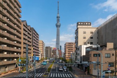 Tokyo, Japonya-Şubat 2019: Tokyo Skytree çeşitli Bina Cityscape ve trafik yol kavşağı ile Febuary 20, 2019, Tokyo, Japonya. Japon Kültür ve gökdelen kavramı acele saat bulmak