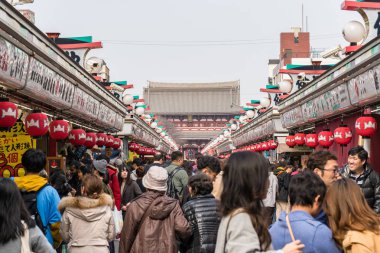Tokyo, Japonya-Şubat 2019: Asakusa ve Sensoji Tapınağı 'ndaki Nakam alışveriş caddesi, Tokyo 'da, Febuary 20 ' de, 2019 ' de Sens-Ji antik Budist tapınağını ziyaret eden kalabalığın halkı ile