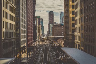 Yükseltilmiş tren parçaları Chicago, Illinois, ABD 'de döngü hattında bina arasındaki demiryolu pistlerinin üzerinde çalışıyor