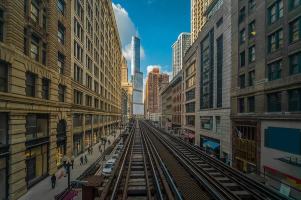 Verhoogde Treinsporen Lopen Boven Spoorlijn Tussen Het Gebouw Aan Lus — Stockfoto