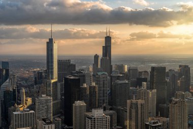 Gün batımı zaman Chicago Cityscape nehir tarafında üst görünümü, ABD şehir silüeti, mimari ve Turizm konsepti ile bina
