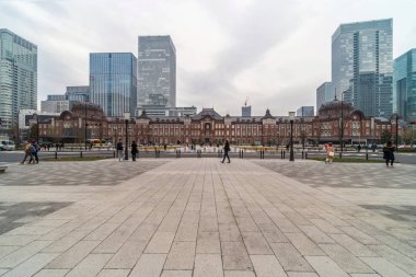 Tokyo, Japonya-Şubat 2019: Crowd tanımsız insanlar ziyaret ve Tokyo Istasyonu ve Marunouchi araba trafiği Tokyo şehir Febuary 19, 2019, bina mimarisi ve dönüm noktası konsepti ile zevk