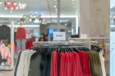Satılık sahte kapalı kadar alışveriş bölümü mağazasında alışveriş, iş moda ve reklam kavramı için giyim hattı üzerinden görünen kare ayarı tanıtımı