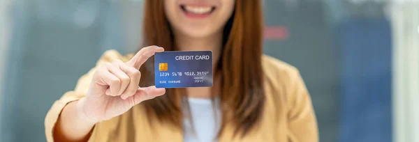 Nápis Asijské Ženy Který Drží Prezentuje Kreditní Kartu Pro Nákupy — Stock fotografie