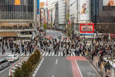Tokyo, Japonya - Şubat 2019 : Tanımsız İnsanlar ve araba Crowd havadan görünüm pedestrains kavşak çapraz yürüyüş Shibuya yaya geçidi araba trafiği öğleden sonra 14, 2019 Tokyo, Japonya.