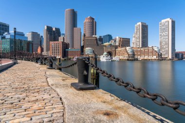 Pürüzsüz su nehri, Massachusetts, Abd şehir silueti, Mimari ve turistik konsepti ile bina ile öğleden sonra Fan Pier Boston silueti Sahne