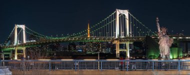 Odaiba Tokyo, Japonya'da gece saatlerinde Özgürlük Heykeli ve Gökkuşağı Köprüsü Afişi, 