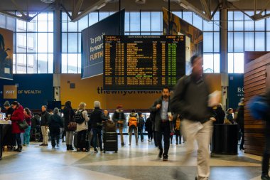 Boston, Abd - Mar 2019 : 26 Mart 2019 tarihinde Boston, Massachusetts, ABD'de tren bilgi almak için Güney İstasyonu'na gelen tanınmayan kişi ve turist.