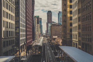 Yükseltilmiş tren parçaları Chicago, Illinois, ABD 'de döngü hattında bina arasındaki demiryolu pistlerinin üzerinde çalışıyor
