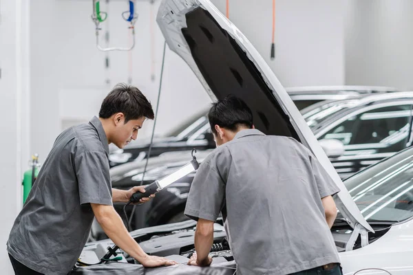 Asian Mechanics Open Car Hood Checking Engine Maintainance Service Center — Stock Photo, Image