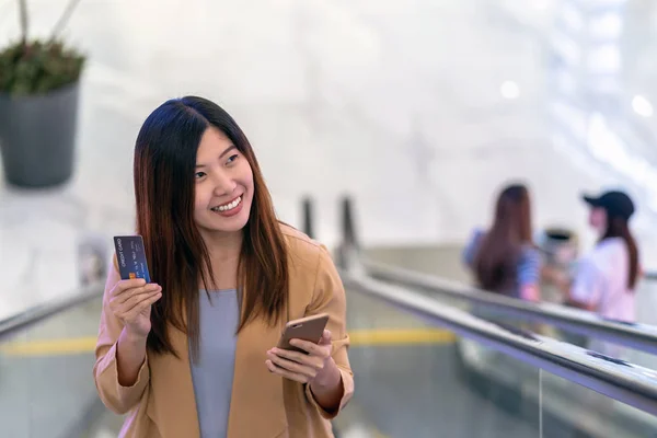 Retrato Mulher Asiática Usando Cartão Crédito Com Telefone Celular Inteligente — Fotografia de Stock
