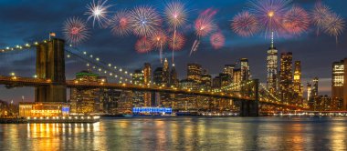 Twilight zamanda doğu nehri üzerinde Brooklyn Köprüsü ile New York Cityscape üzerinde Banner Multicolor Firework Kutlama, Abd şehir silueti, 4 Temmuz ve Bağımsızlık günü kavramı