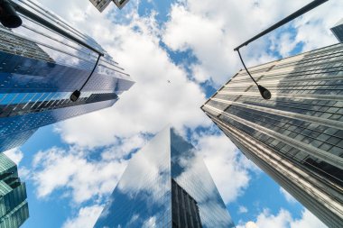 Sky, Illinois, Amerika Birleşik Devletleri, İş ve Perspektif kavramı üzerinde uçan uçak yüksek binalar arasında bulutların yansıması ile Downtown Chicago gökdelenuprisen açı sahne