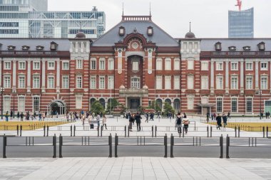 Tokyo, Japonya-Şubat 2019: Crowd tanımsız insanlar ziyaret ve Tokyo Istasyonu ve Marunouchi araba trafiği Tokyo şehir Febuary 19, 2019, bina mimarisi ve dönüm noktası konsepti ile zevk