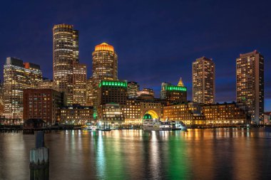 Pürüzsüz su nehri, Massachusetts, Abd şehir silueti, Mimari ve turistik konsepti ile bina ile fantastik alacakaranlık zamanda Fan Pier Boston silueti Sahne