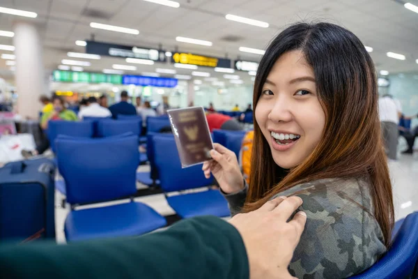 Mano Tocando Hombro Asiático Para Saludar Amigo Aeropuerto Cuando Espera —  Fotos de Stock