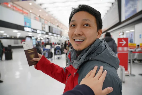 Mano Tocando Hombro Asiático Para Saludar Amigo Aeropuerto Cuando Espera —  Fotos de Stock