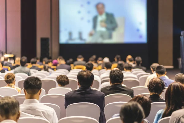 Visão Traseira Audiência Ouvindo Palestrantes Palco Sala Conferências Reunião Seminário — Fotografia de Stock