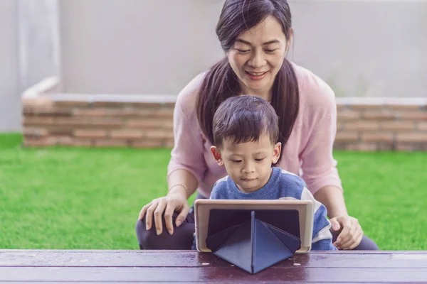 Familia Asiática Con Hijo Están Buscando Historieta Través Tableta Tecnología — Foto de Stock