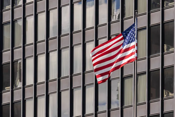 Banderas Nacionales Estadounidenses Sobre Paisaje Urbano Del Edificio Chicago Día —  Fotos de Stock