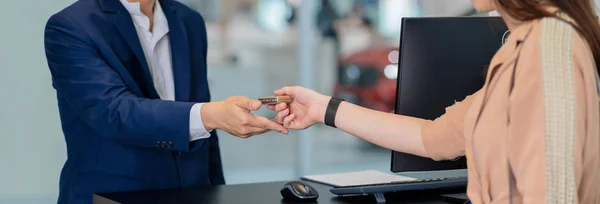 Bandiera Scena Copertura Della Mano Della Receptionist Asiatica Primo Piano — Foto Stock