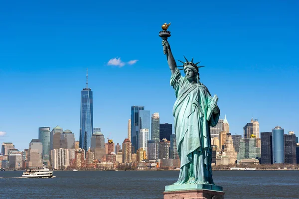 Manhattan, Mimarlık ve Turizm Konsepti 'nin aşağısında yer alan New York şehir manzaralı nehir kenarındaki Özgürlük Anıtı.