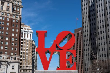 Philadelphia, ABD-Mar 2019: Mart 'ta Philadelphia modern bina üzerinde closeup aşk Park karakteri 24, 2019. ABD, Love Park, resmen John F. Kennedy Plaza olarak bilinen Center City bulunan