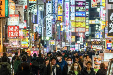 Tokyo, Japonya - Şubat 2019: gece Pazar Caddesinde shinjuku Station Kabukicho Şubat 19, 2019 Tokyo, Japon Kültür ve alışveriş neon sokak kavramı etrafta kalabalık tanımsız insanlar