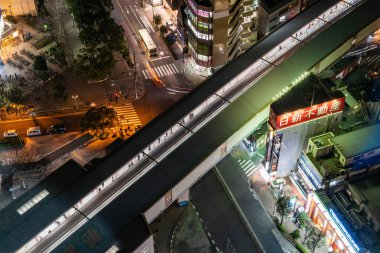 Tokyo, Japonya - Şubat 2019 : Tokyo'da 13, 2019'da, şehir manzarası ve trafiği olan tren istasyonunda bekleyen ve trene binen tanınmayan yayaların en iyi görünümü