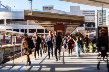 Boston, ABD-Mar 2019: tanınmayan kişi ve turist South Station Mart 'ta istasyona trenle yürüyerek ziyaret 26, 2019, Boston, Massachusetts, ABD.