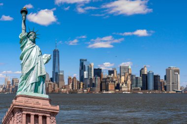 Manhattan, Mimarlık ve Turizm Konsepti 'nin aşağısında yer alan New York şehir manzaralı nehir kenarındaki Özgürlük Anıtı.