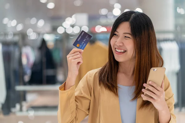 Ázsiai Használ Hitelkártyát Mobiltelefonnal Online Vásárlás Áruházban Ruhaüzlet Háttér Technológiai — Stock Fotó