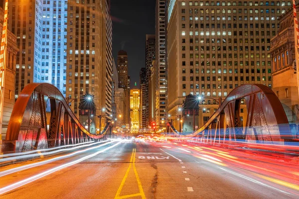 Scena Świateł Drogowych Samochodów Przez Jeden Mostu Chicago Downtown Usa — Zdjęcie stockowe