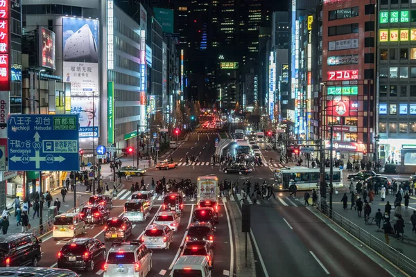 Tokyo Japonya Şubat 2019 Kalabalığın Üzerinde Şubat Shinjuku Trafikte Araba — Stok fotoğraf