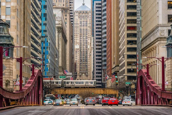 Chicago, Illinois, Amerika Birleşik Devletleri, İş ve Modern Ulaşım kavramı Michigan caddede Downtown Chicago modern binalar arasında trafik ile Chicago sokak köprüsü Sahne