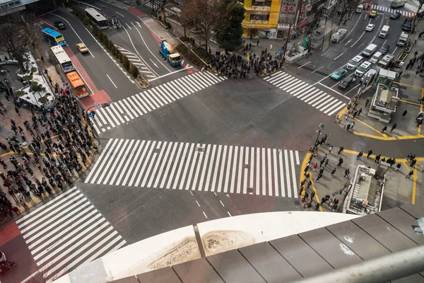 Tokyo, Japonya - Şubat 2019: Tanımsız insanlar ve araba kalabalık areial görünümü pedestrains kavşak çapraz yürüme Shibuya yaya geçidi araba trafik anda öğleden sonra üzerinde Şubat 14, 2019, Tokyo, Japonya.
