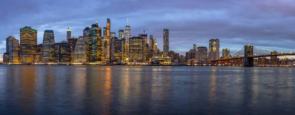 Scena Panoramica New York Cityscape Con Brooklyn Bridge Accanto Fiume — Foto Stock