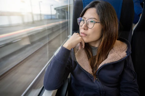 Пассажирка Азиатской Юной Леди Сидит Подавленном Настроении Окна Внутри Поезда — стоковое фото