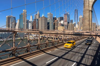 New York cityscape arka plan üzerinde Brooklyn köprüsünde çalışma gününden önce sabah acele saat trafik, ABD, AMERIKA Birleşik Devletleri, İş ve ulaşım kavramı