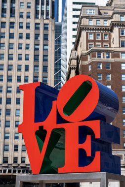 Philadelphia, ABD-Mar 2019: Mart 'ta Philadelphia modern bina üzerinde closeup aşk Park karakteri 24, 2019. ABD, Love Park, resmen John F. Kennedy Plaza olarak bilinen Center City bulunan