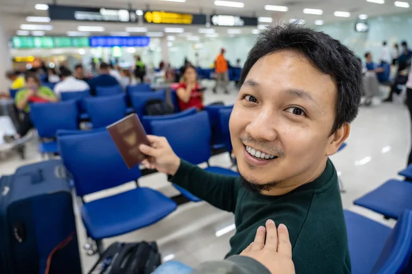 Mão Tocando Ombro Asiático Para Cumprimentar Amigo Aeroporto Quando Espera — Fotografia de Stock