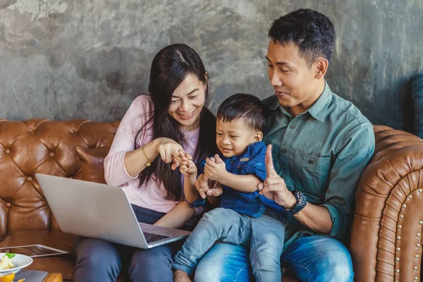 Familia Asiática Con Hijo Están Buscando Historieta Través Tecnología Portátil — Foto de Stock