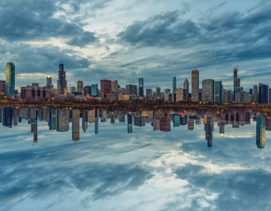 Güzel alacakaranlık saatinde Michigan Gölü boyunca Chicago Cityscape nehir tarafı Sahne, Illinois, Amerika Birleşik Devletleri, karşıt kavramı ile Yansıma, İş Mimarisi ve turistik kavramı ile bina